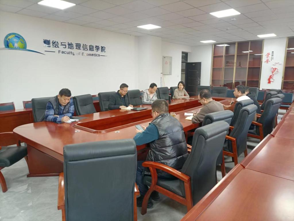 会议室里的人们描述已自动生成