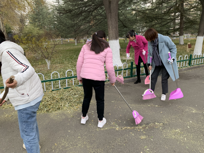 学院开展“美化校园、清扫落叶”主题党日志愿服务活动