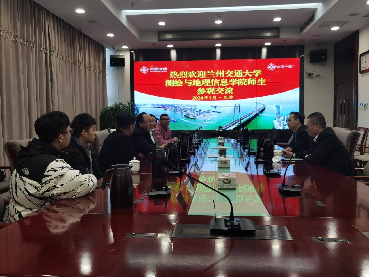 餐厅里的人们描述已自动生成