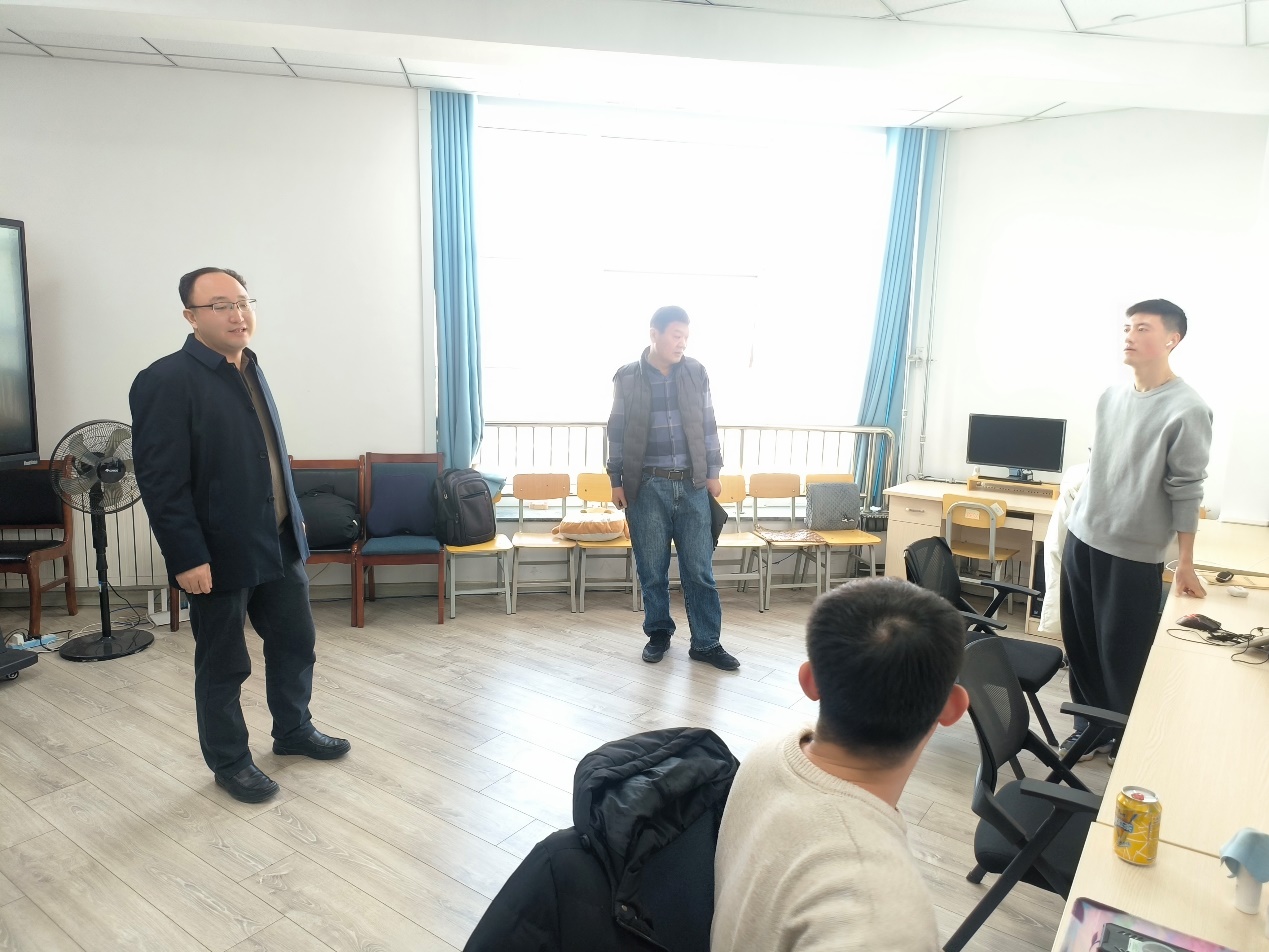 一群人站在房间里描述已自动生成