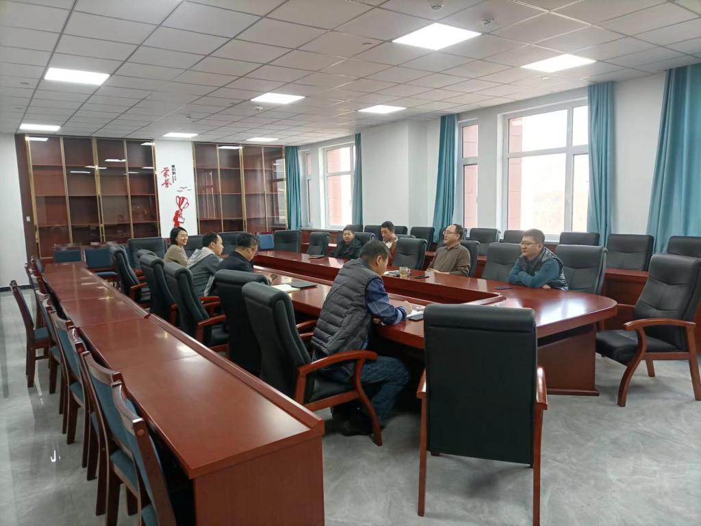 房间里有桌子和椅子描述已自动生成