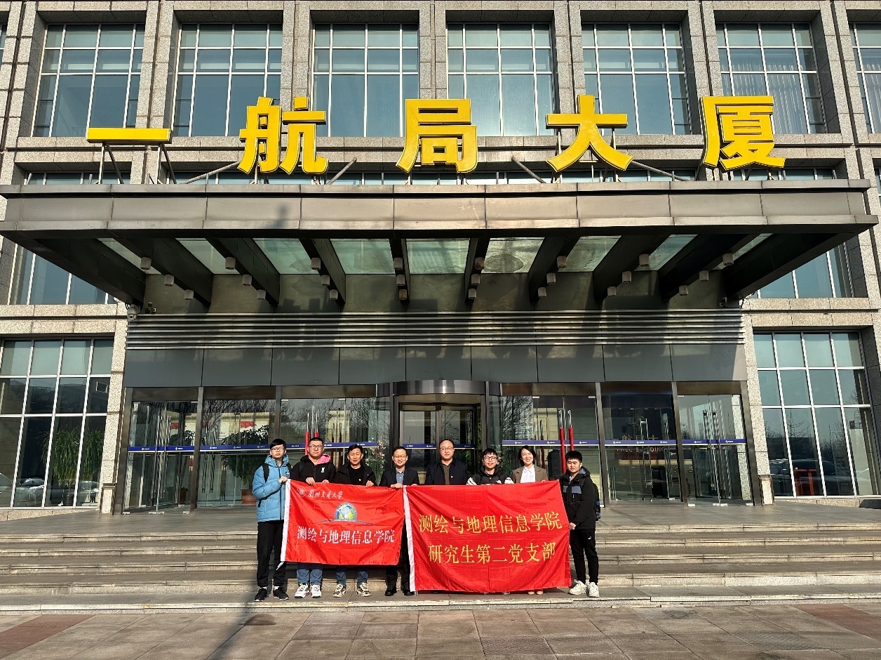 建筑上挂着商铺的桥中度可信度描述已自动生成