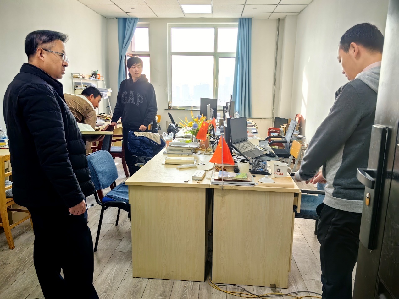 图片包含 人, 室内, 男人, 站描述已自动生成