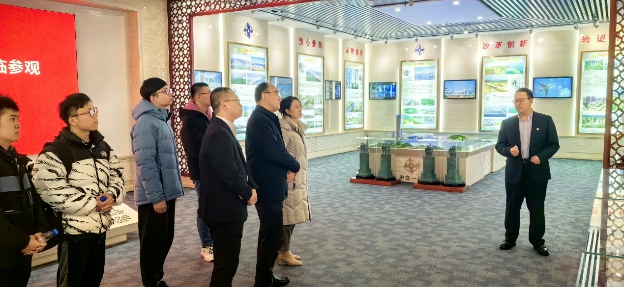 一群人站在室内描述已自动生成